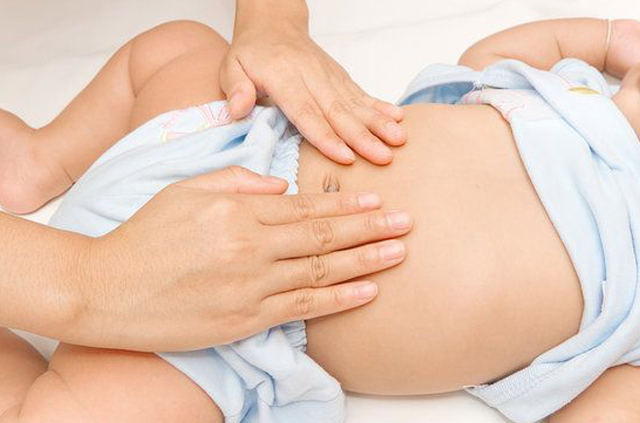 Massage bụng cho bé giúp cải thiện tình trạng đau bụng khó tiêu